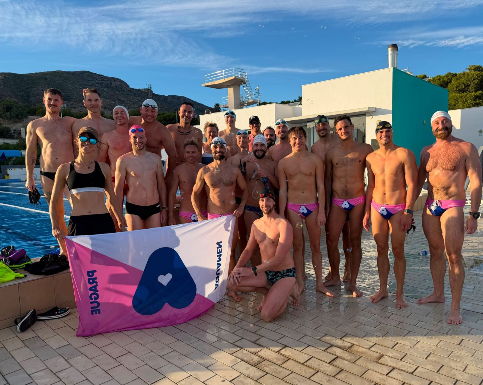 Aquamen Prague s klubovou vlajkou na soustředění v Torremolinos